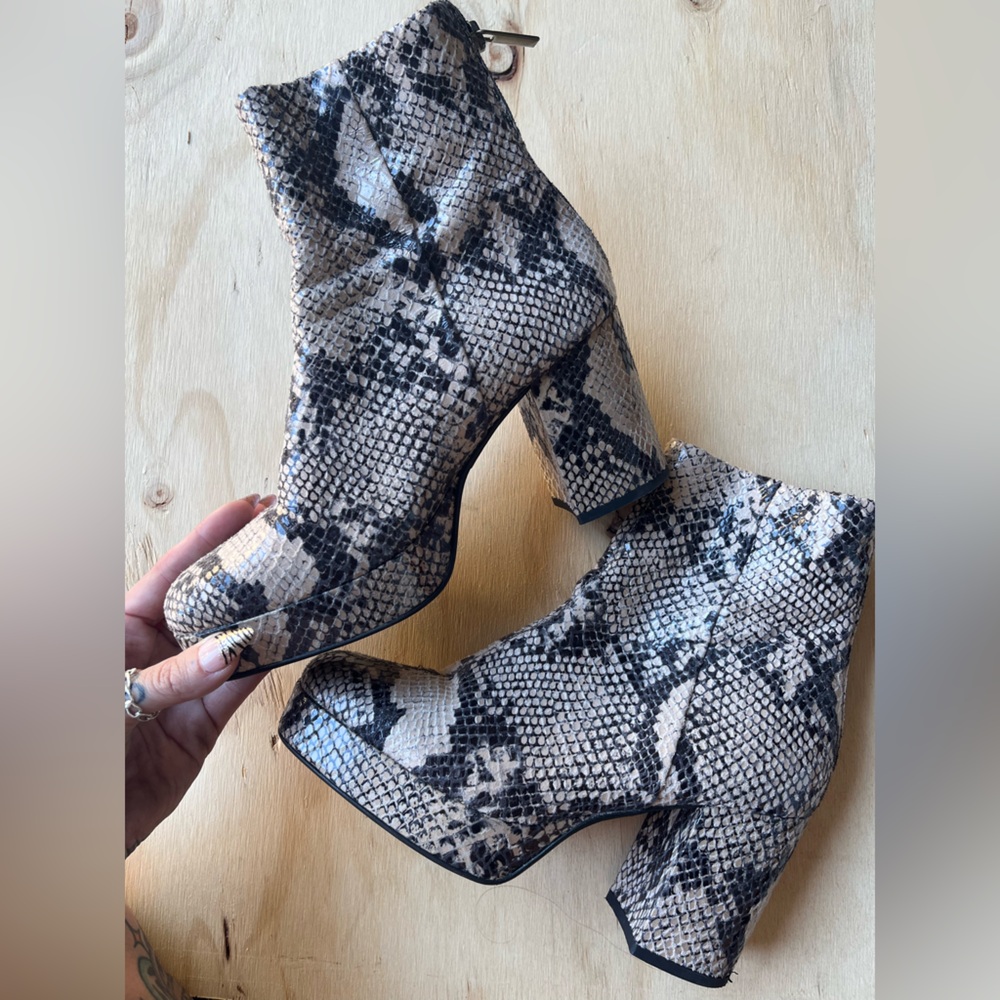 Snake Platform heeled Boots